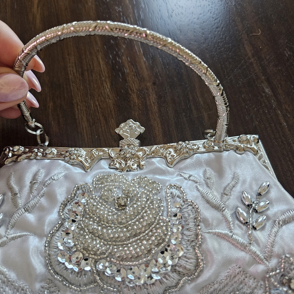 Elegant Silver Embroidered Handbag - Picture 3 of 6